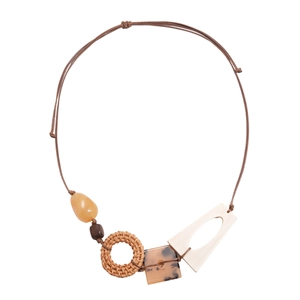 Collana boho con legno, perle in resina e ciondolo in rattan su sfondo bianco