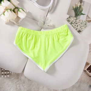 Detailansicht der neongrünen Yoga-Shorts mit weißem Kontrassaum und elastischem Bund