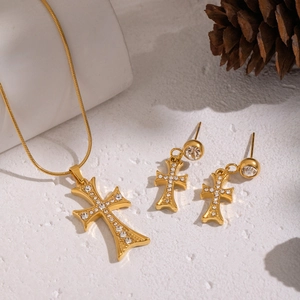 Parure de bijoux croix dorée avec collier et boucles d'oreilles sertis de zircons
