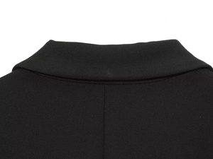 Detailopname van een zwarte blazer kraag met hoogwaardige geweven textuur en verfijnde stiksels