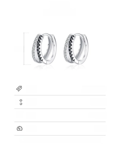 Détail des boucles d'oreilles en argent 925 avec double couche de zircons noirs et blancs