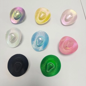 Dettaglio di mini cappelli da cowboy laser colorati per decorazioni di feste e accessori