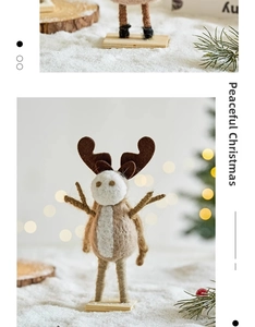 Gros plan d'un renne en feutre fait main avec socle en bois dans un décor de Noël