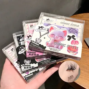 Comic style self-adhesive false eyelashes with natural curl for a 3D defined look