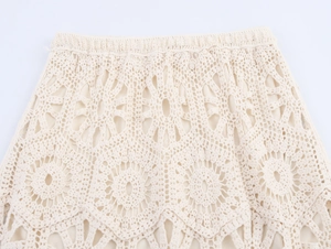 Gros plan sur la maille au crochet et la taille élastique de la jupe de plage bohème
