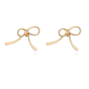 Élégantes boucles d'oreilles nœud plaquées or avec finition polie sur fond blanc réfléchissant