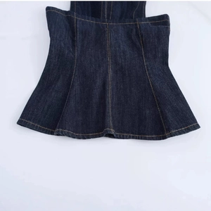 Dunkelblaue Denim-Cami-Top mit Wellensaum und orangefarbenen Kontrastnähten im Detail