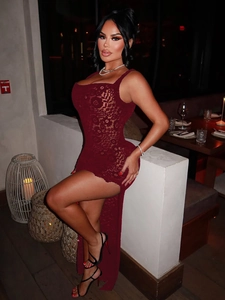 Robe moulante sexy en dentelle rouge foncé avec motif ajouré et fente latérale