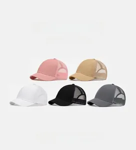 Dettaglio di cappellini trucker in mesh traspirante in rosa, kaki, bianco, nero e grigio