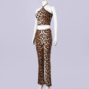 Détail du haut licou à motif léopard et pantalon évasé taille haute sur mannequin