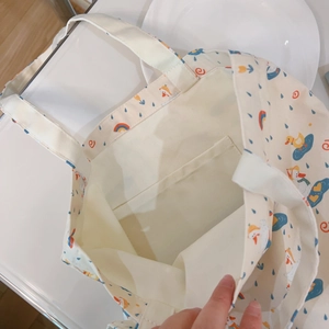Detailansicht der Innentasche der Baumwolltasche mit niedlichem Ente- und Regenbogenmotiv