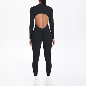 Detailansicht des Rückens mit kreisförmigem Ausschnitt und Raffung am schwarzen Jumpsuit