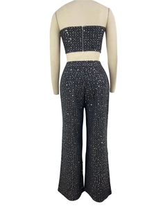 Vue arrière de l'ensemble deux pièces noir à paillettes avec haut bandeau et pantalon large