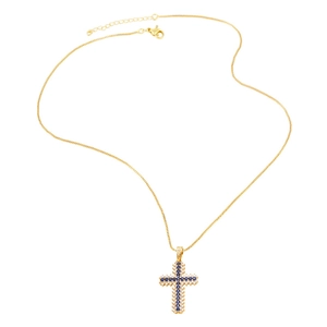 Détail du pendentif croix dorée serti de pierres bleues et de zirconias étincelants