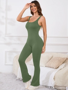 Détail d'une combinaison côtelée vert foncé avec jambes évasées et buste sans manches
