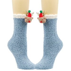 Detail eines blauen Plüsch-Wintersockens mit einer 3D-Rentierpuppe und roter Mütze