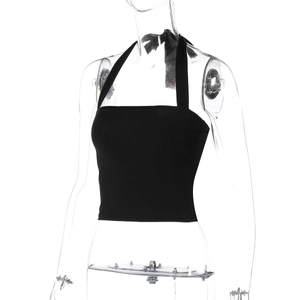 Vue détaillée de face d'un haut licou noir ajusté sur un mannequin transparent