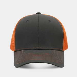 Detailopname van het grijze katoenen paneel en oranje ademend gaas van de truckerpet