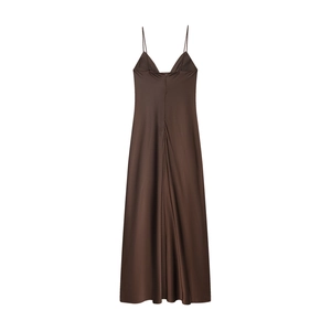 Détail d'une robe nuisette midi en satin marron foncé au fini brillant et texture plissée