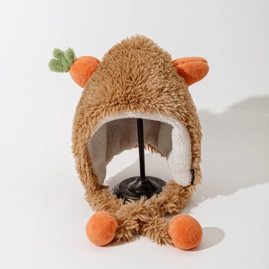 Détail du chapeau en peluche avec oreilles carotte, doublure polaire et pompons doux