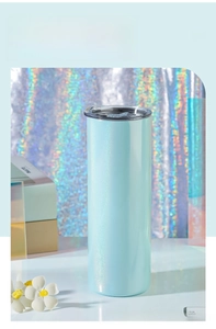 Détail du gobelet mince 20oz en acier inoxydable avec fini scintillant bleu cyan et couvercle