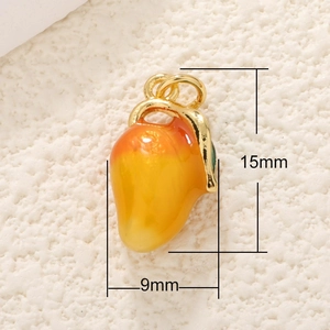 Vista macro di un ciondolo a forma di mango in resina da 15 mm per gioielli fai-da-te
