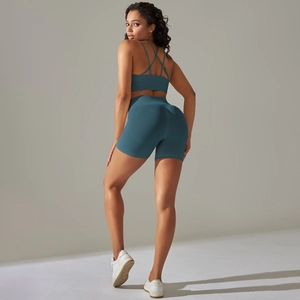 Détail de l'ensemble de sport côtelé avec brassière dos croisé et short taille haute