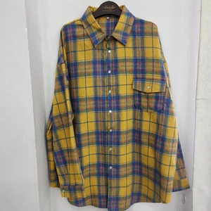 Gros plan d'une chemise à carreaux à manches longues avec col et une poche de poitrine