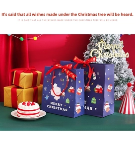 Détail d'un sac cadeau bleu de Noël avec ours de dessin animé et poignées en ruban