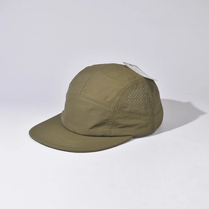 Détail de la casquette de camping 5 panels olive avec ventilation découpée au laser