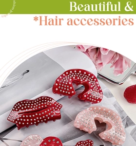 Détail d'une pince à cheveux de luxe avec strass et perles sur fond rose élégant