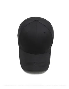 Dettaglio del cappellino da baseball nero in cotone con ricamo Sport e visiera
