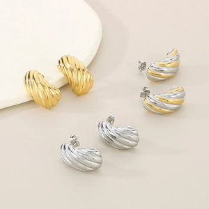 Détails de boucles d'oreilles spirales en finitions dorée, argentée et bicolore