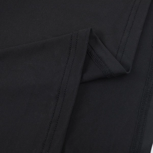 Gros plan sur tissu en maille noire avec couture précise à double aiguille et texture