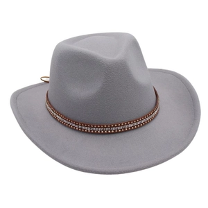 Dettaglio cappello in feltro grigio con fascia marrone e strass argentati applicati