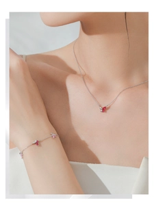 Dettaglio della collana e del bracciale a farfalla in argento S925 indossati sul modello