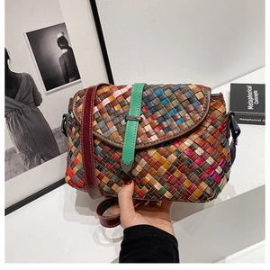 Détail d'un sac bandoulière tissé à la main multicolore avec fermoir en métal et cuir