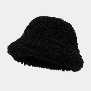 Dettaglio della morbida trama in pile sherpa nero su un caldo cappello a secchiello