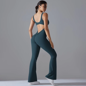 Detailansicht des rückenfreien Jumpsuits in Blaugrün mit V-Taille und Schlaghose