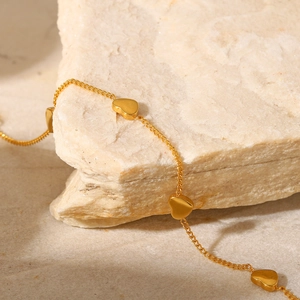 Dettaglio di un braccialetto in acciaio inossidabile placcato oro 18K con cuori