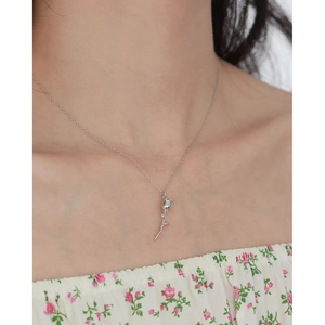 Gros plan d'un collier en argent S925 de style français avec un pendentif rose délicat