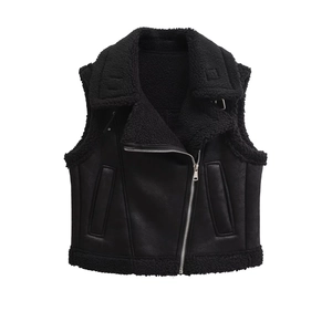 Détail du gilet noir pour femme en peau lainée avec fermeture éclair style motard
