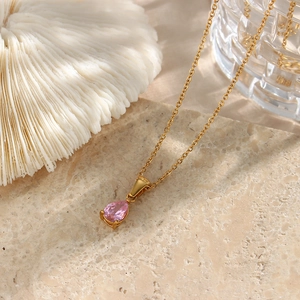 Détail du collier plaqué or 18K avec pendentif zircon rose en forme de goutte d'eau
