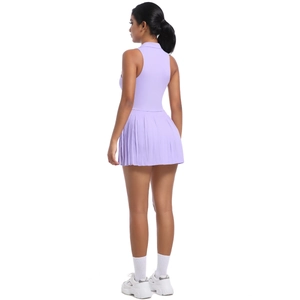 Vue arrière d'une robe de tennis lilas avec jupe plissée et dos nageur pour le sport