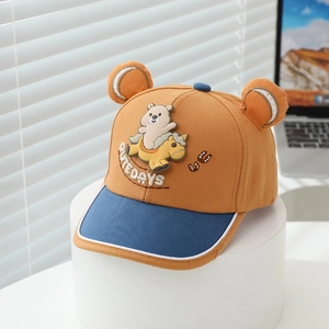 Détail de la casquette enfant avec oreilles 3D et broderie d'ours à cheval