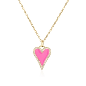 Primo piano del ciondolo a cuore rosa con zirconi su una collana in tonalità oro