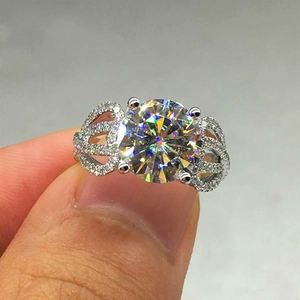 Makro-Detail eines luxuriösen Vier-Krallen-Diamantrings mit funkelndem Moissanit-Hauptstein