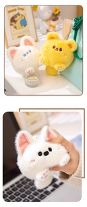 Détail de porte-clés peluches panda et chiot avec chaînes métalliques sur un sac à main