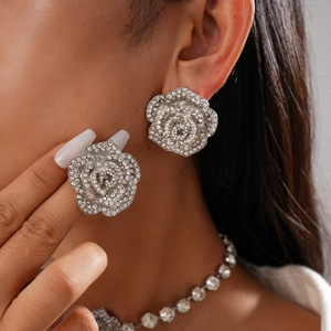 Gros plan de boucles d'oreilles roses en argent avec cristaux portées par un mannequin