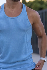 Gros plan sur la texture en maille côtelée bleu clair d'un débardeur de sport ajusté